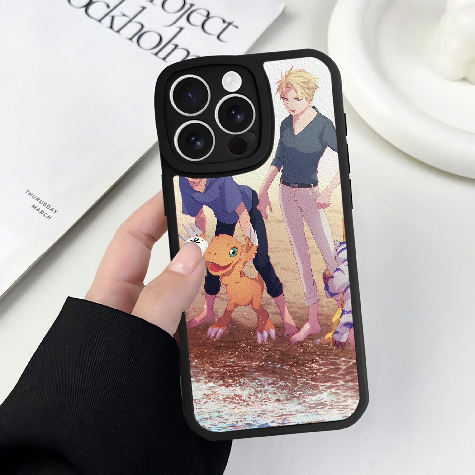 （画像用） Digimon デジタルモンスター/デジモン 【iPhone 16シリーズ対応】シリコンスマホケース（レザー調） 材質：シリコン